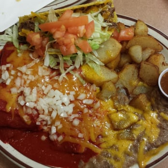 El Charritos - Med combination plate - New Mexican Cuisine Near Me - Albuquerque, New Mexico
