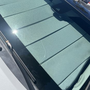 Henry's Auto Glass - Cracked windshield - Windshield Installation & Repair Near Me Henry's Auto Glass - Cracked windshield - Windshield Installation & Repair Near Me