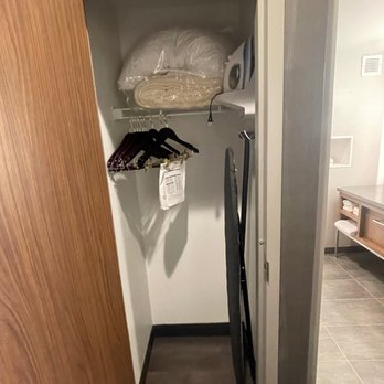 Courtyard by Marriott Raleigh Cary Crossroads - Additional bedding for the sleeper sofa - Hotels Near Me - Cary, North Carolina