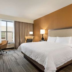 Hampton Inn & Suites Roanoke-Downtown - Guest room