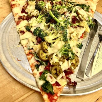 Lazy Moon - Garden Grazer, with added jalapeño slices - Pizza Near Me - Maitland, Florida