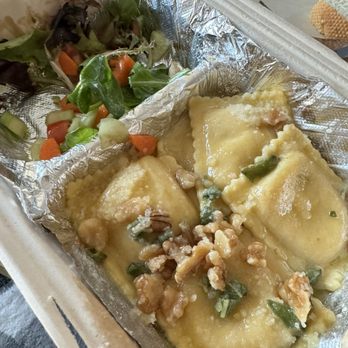 LA LA Lasagna - Vegetarian butternut squash ravioli with side salad - Food Trucks Near Me LA LA Lasagna - Vegetarian butternut squash ravioli with side salad - Food Trucks Near Me