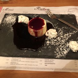 Rustica Trattoria-Pizzeria - Panna Cotta mit Früchtesoße