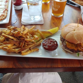 Big Ditch Brewing - Bacon cheeseburger - New American Near Me - Buffalo, New York
