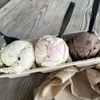 Tillamook Creamery - Ice cream flight. Mint on the left, strawberry in the middle and some chocolate flavor on the right. - Cheese Shops Near Me - Tillamook, Oregon