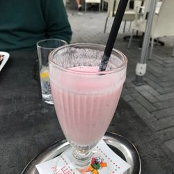 Eiscafe Prada - Strawberry milkshake