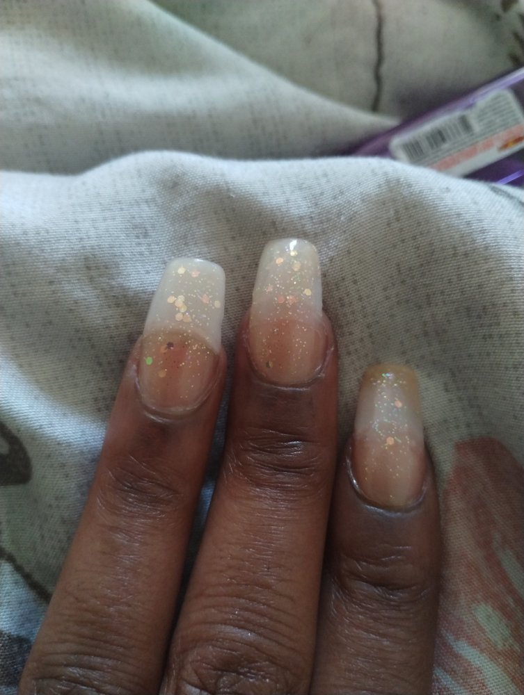 Lee's Nails Logo