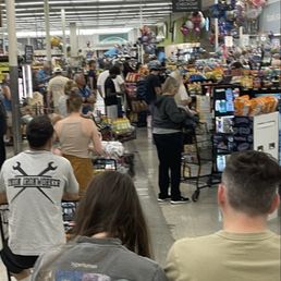 this is vons spring street on july 3, 2026 at 11:30am. their motto...10 to 15 customers in line is now standard. answer Stater Brothers!