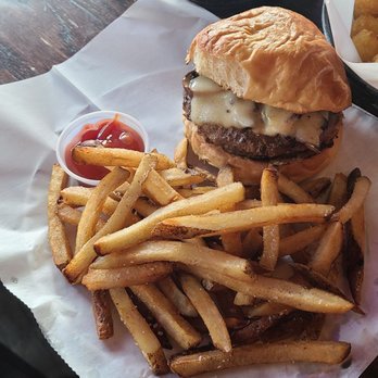 Hudson 303 Sport Cafe - Shroomie Burger - Pizza Near Me - Tappan, New York