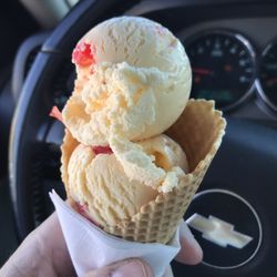 Braum's Ice Cream & Dairy Stores - Sad dang excuse for a double dip    I said hey what the heck and the young lady just gave me the deer in headlight look