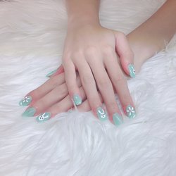 Daisy Nails