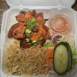 Cơm thịt nướng với bì. Rice with grilled meat and pork skin.