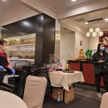 Cheung Hing - Cashier and fish tank - Dim Sum Near Me - Belmont, California