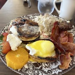 The Lost Dutchman - The variety on the breakfast buffet was amazing
