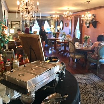 Mill Inn - Downstairs dining area. Love the chandeliers - Bed & Breakfast Near Me - Bend, Oregon