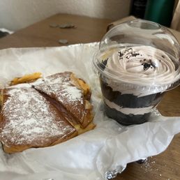 Breakfast sandwich and Oreo crumble Breakfast sandwich and Oreo crumble