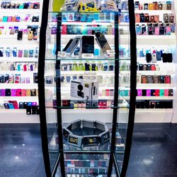 A to Z Wireless - Well organized Plaza Bonita location