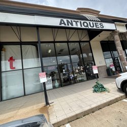 Sheila's Gracious Interiors & Antiques - Front view