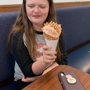 Chill Ice Cream - chocolate oreo, i believe? - Ice Cream & Frozen Yogurt Near Me - Akron, Ohio