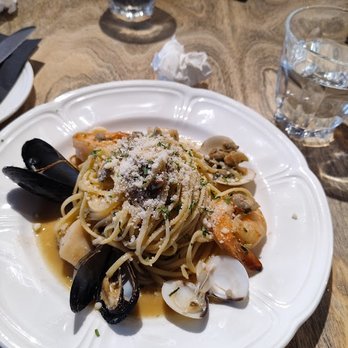 A Mano Trattoria - Linguine Pescatore ($36) - Italian Near Me - Mont-Tremblant, Quebec A Mano Trattoria - Linguine Pescatore ($36) - Italian Near Me - Mont-Tremblant, Quebec