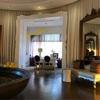 Eau Spa - Wishing pool and lounge area outside the spa facilities - Day Spas Near Me - Manalapan, Florida
