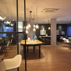 UP Rooms Vic - Cafe inside