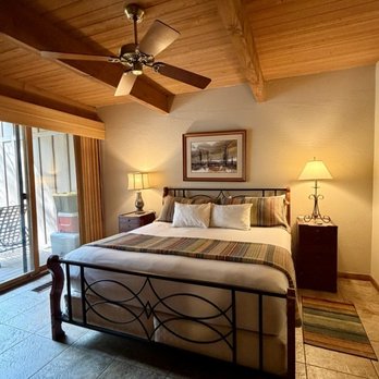 Junipine Resort - Unit #24 The master suit with a king size bed. - Resorts Near Me - Sedona, Arizona Junipine Resort - Unit #24 The master suit with a king size bed. - Resorts Near Me - Sedona, Arizona