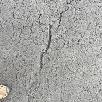 Patriot Driveway - Crack not sealed - Masonry/Concrete Near Me - Pittsfield, Massachusetts Patriot Driveway - Crack not sealed - Masonry/Concrete Near Me - Pittsfield, Massachusetts