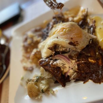 Café de la Flor - Chilaquiles oaxaqueños con 2 huevos - Cafeteria Near Me - Tijuana, BCN
