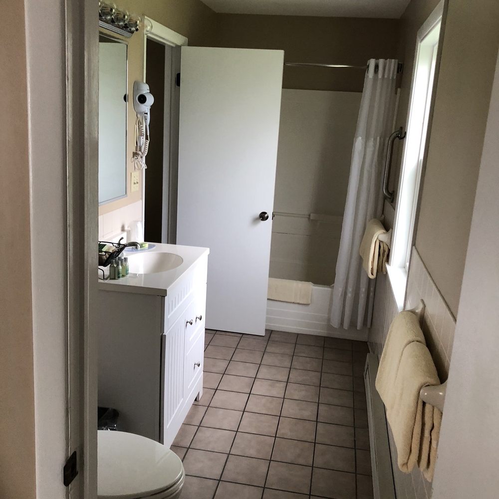 Howe Caverns Motel - Shared bathroom. Entrance from both room - Hotels Near Me - Howes Cave, New York