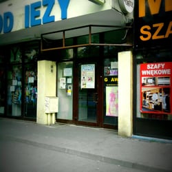 Szewc w pawilonie przy Grójeckiej - Drzwi wejściowe do pawilonu przy ul. Grójeckiej (szewc znajduje się na piętrze)