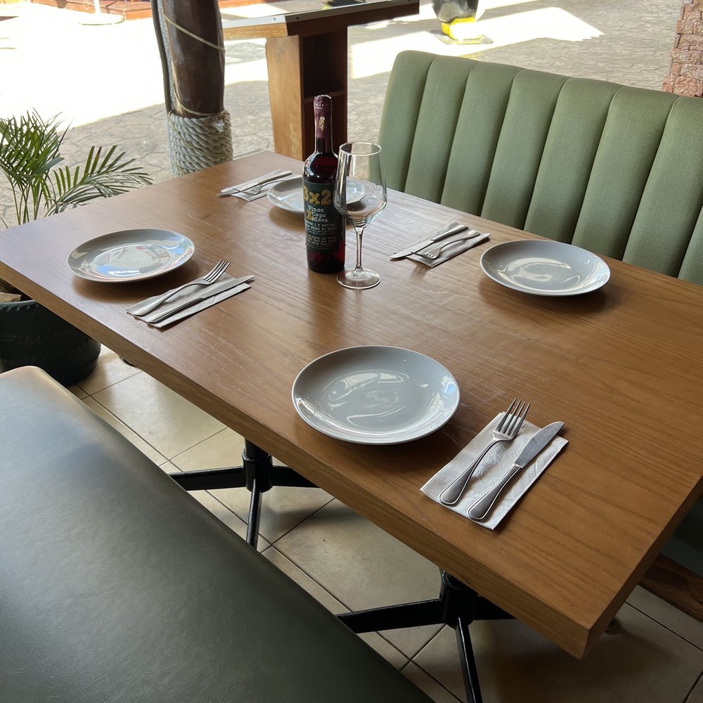 La Pizzarra - La Pizzarra - table seating - Pizza Near Me - Cancún, ROO
