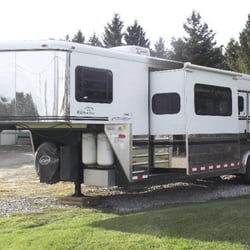 Hepburn Trailer Sales - 2006 Sundowner 2 horse with full living quarters $39,900.00