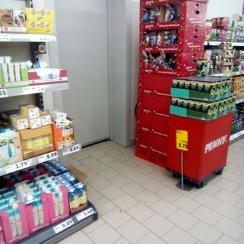 Penny - Sicherheit ist bei Penny sehr unwichtig! Suchbild: wo ist der Feuerlöscher. Die Notausgangstür ist auch nur teilweise zugänglich. - Discount Store Near Me - Norderstedt, SH