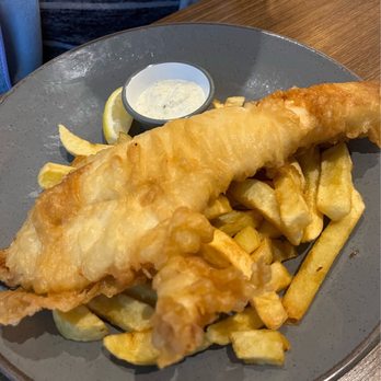 The Portree Hotel - Fish and chips - Bars Near Me - Portree, HLD