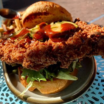 Common Restaurant - Fried Chicken Sandwich - Cocktail Bars Near Me - Savannah, Georgia Common Restaurant - Fried Chicken Sandwich - Cocktail Bars Near Me - Savannah, Georgia