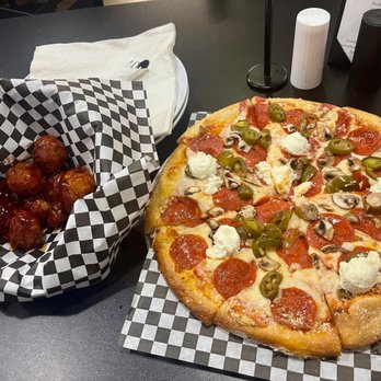 Bergheim Pizza Company - Sweet & Spicy Boneless Wings and The DaVinci. - Pizza Near Me - Boerne, Texas Bergheim Pizza Company - Sweet & Spicy Boneless Wings and The DaVinci. - Pizza Near Me - Boerne, Texas