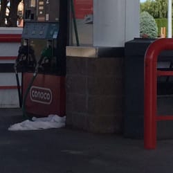 Smitty's Conoco - Garbage spewing from their pump!