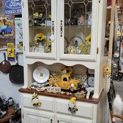 Patriot Resale & Collectibles - Beautiful China Hutch