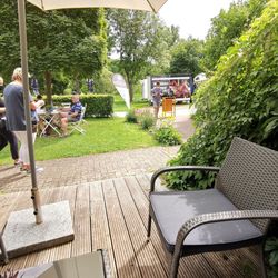 Sommercafé und Minigolf "am Nohfels" - Drehorgelspieler und Grillstand vor dem Haus