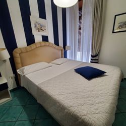Hotel Herculaneum - Nice clean hotel room.