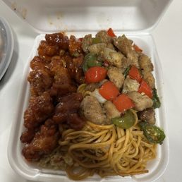 General Tso chicken and jalapeño chicken with chowmein and fried rice. 10/10 General Tso chicken and jalapeño chicken with chowmein and fried rice. 10/10