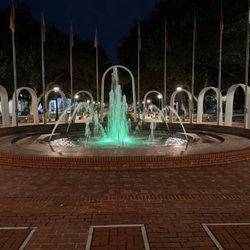 Spanish Plaza - Image of fountain