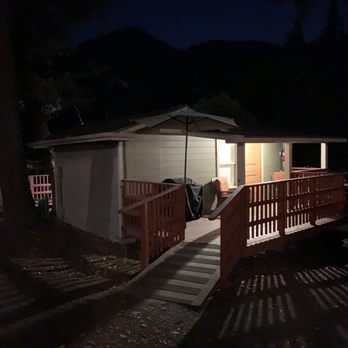 China Creek Cottage - Cabin 7 in the evening - Hotels Near Me - Willow Creek, California