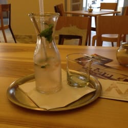 Cafe Bar Morgal - galerijní kavárna - Luxusni domaci limonada grepovo-levandulova. Po dobre odvedene praci luxusni odmena :)