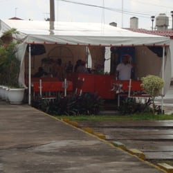 Las sombrillas - Estaba lloviendo, cuando hay sol, sacan mesitas y le ponen sus sombrillas (por eso el nombre del lugar).