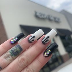 Resort Nail Salon - Cute nails done by Lindsey! L