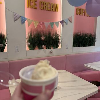 Chocolatte - Split scoop in a cup. Table seating area. - Ice Cream & Frozen Yogurt Near Me - Buena Vista, Colorado