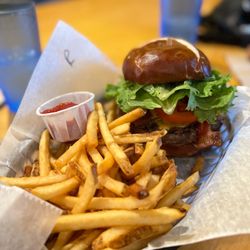 Mountain Rambler Brewery - Rambler Burger - @rayz