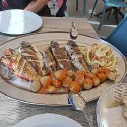 Las Nasas - Poisson grillé pour deux personnes, 40 euros, juste une tuerie avec vue sur le port. Le vin blanc sec accompagne très bien ce plat !